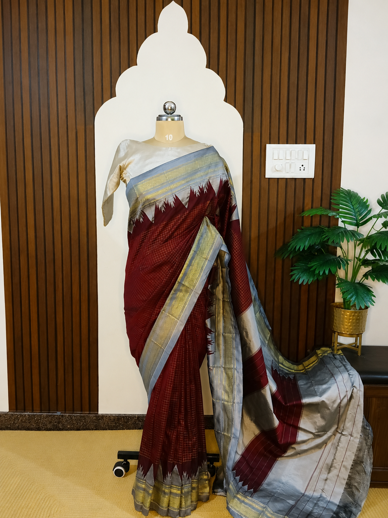 [SUP-ILK-001] Traditional Ilkal Saree – Maroon Body with Silver-Grey Pallu & Chikki Paras Border